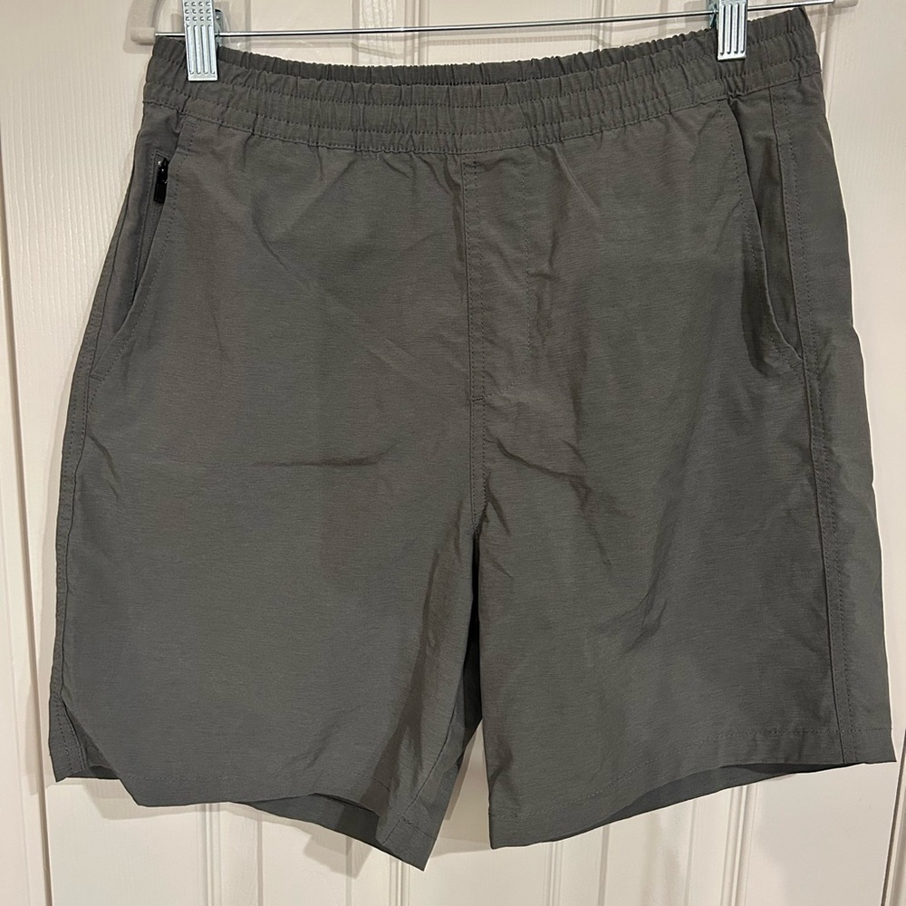 GAP Fit Water Resistant Gray Shorts Size Small Men’s